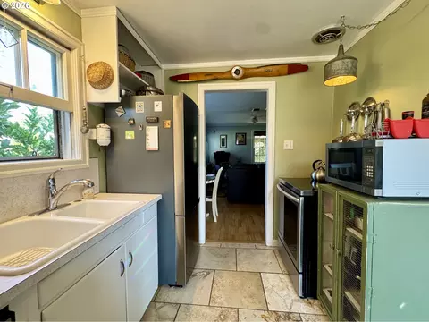 Kitchen - 551 6th St, Springfield, OR 97477 photo 5 of 5