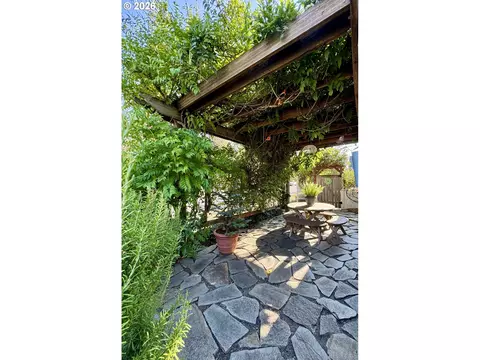 Exterior - 551 6th St, Springfield, OR 97477 photo 9 of 12
