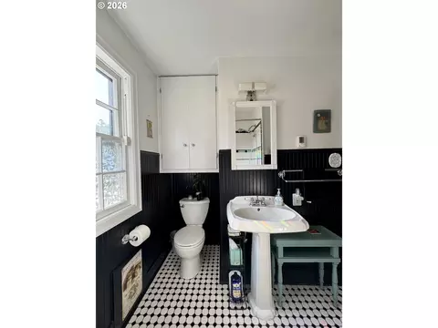 Bath - 551 6th St, Springfield, OR 97477 photo 4 of 4
