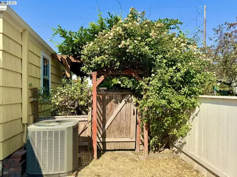 Exterior - 551 6th St, Springfield, OR 97477 photo 6 of 12