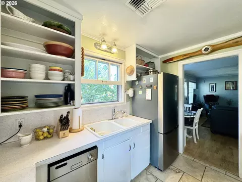Kitchen - 551 6th St, Springfield, OR 97477 photo 4 of 5