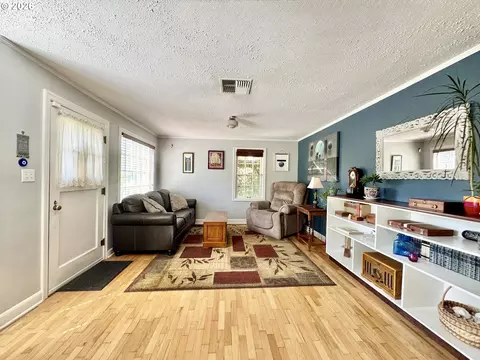 Living - 551 6th St, Springfield, OR 97477 photo 4 of 4