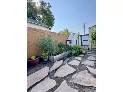 Exterior - 551 6th St, Springfield, OR 97477 photo 5 of 12
