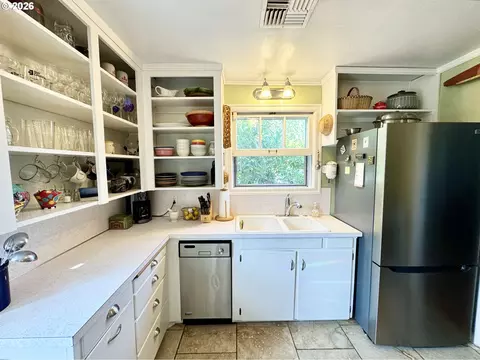 Kitchen - 551 6th St, Springfield, OR 97477 photo 3 of 5