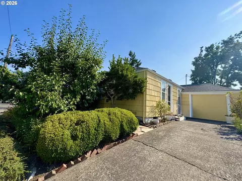 Exterior - 551 6th St, Springfield, OR 97477 photo 11 of 12