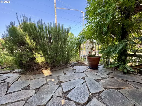 Exterior - 551 6th St, Springfield, OR 97477 photo 8 of 12