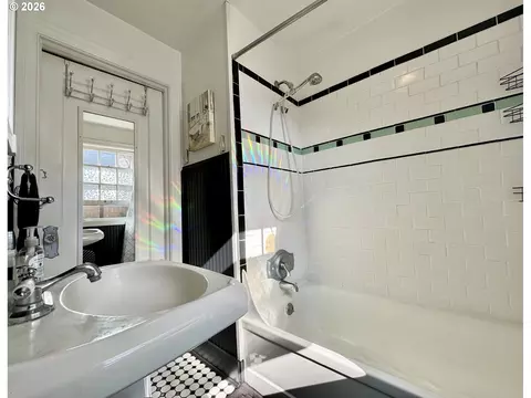 Bath - 551 6th St, Springfield, OR 97477 photo 3 of 4