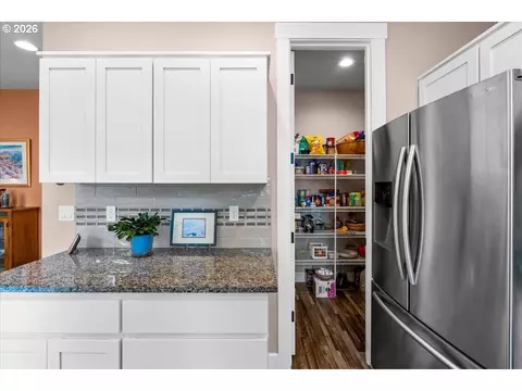 Kitchen - 29800 Riverview Dr, Rainier, OR 97048 photo 4 of 5