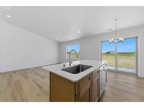 Kitchen - 219 SW Sparrow St, Boardman, OR 97818 photo 4 of 4