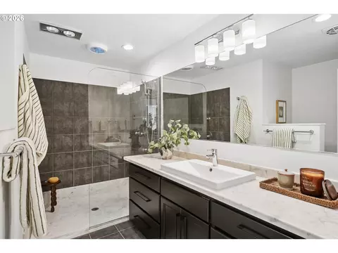 Bath - 3810 Watkins Ln, Eugene, OR 97405 photo 1 of 5