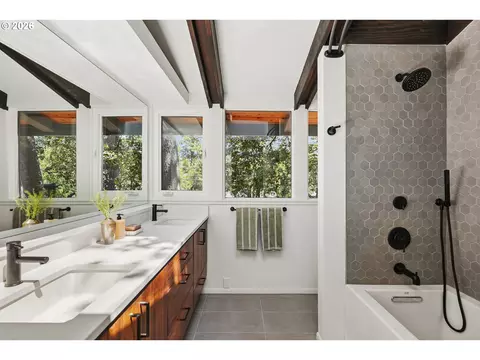 Bath - 3810 Watkins Ln, Eugene, OR 97405 photo 2 of 5