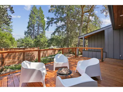 Exterior - 3810 Watkins Ln, Eugene, OR 97405 photo 6 of 8