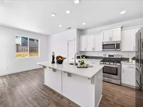 Kitchen - 2452 S Linden St, Cornelius, OR 97113 photo 2 of 4