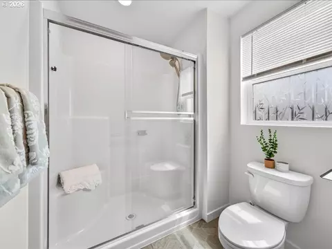 Bath - 2452 S Linden St, Cornelius, OR 97113 photo 3 of 5