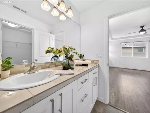 Bath - 2452 S Linden St, Cornelius, OR 97113 photo 4 of 5
