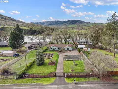 692 Echo Dr, Roseburg, OR 97470