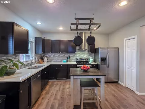 Kitchen - 1214 N Clark St, Cornelius, OR 97113 photo 2 of 4