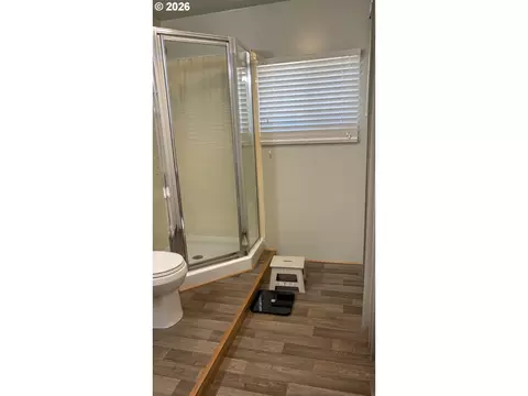 Bath - 2047 Orr Ln, Eugene, OR 97405 photo 2 of 3