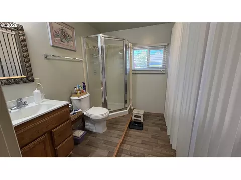 Bath - 2047 Orr Ln, Eugene, OR 97405 photo 3 of 3