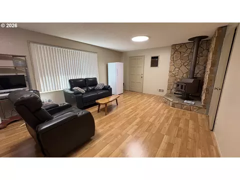 Living - 2047 Orr Ln, Eugene, OR 97405 photo 3 of 5