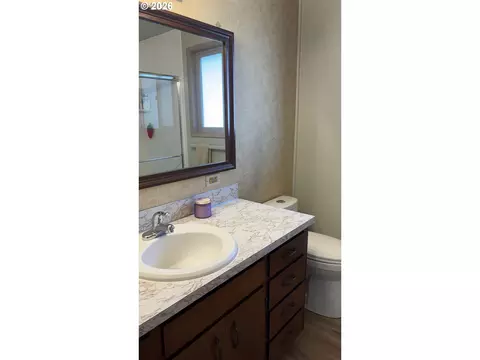 Bath - 2047 Orr Ln, Eugene, OR 97405 photo 1 of 3