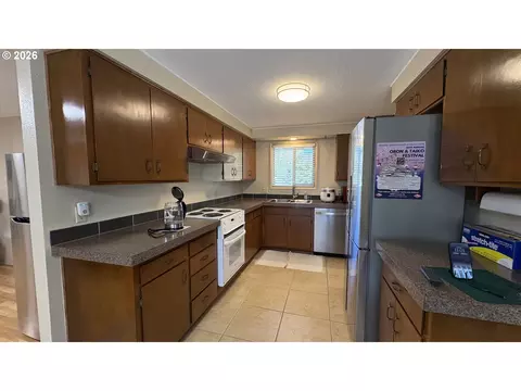 Kitchen - 2047 Orr Ln, Eugene, OR 97405 photo 1 of 2