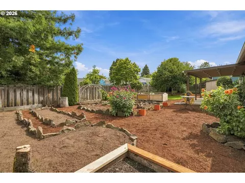 Exterior - 2047 Orr Ln, Eugene, OR 97405 photo 14 of 15