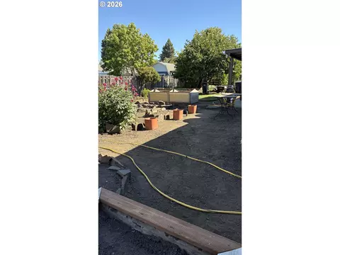 Exterior - 2047 Orr Ln, Eugene, OR 97405 photo 5 of 15