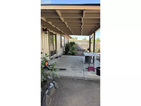 Exterior - 2047 Orr Ln, Eugene, OR 97405 photo 3 of 15
