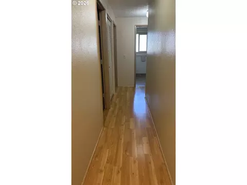Entry Way - 2047 Orr Ln, Eugene, OR 97405 photo 2 of 2