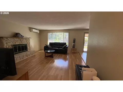 Living - 2047 Orr Ln, Eugene, OR 97405 photo 2 of 5