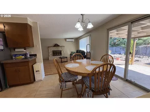 Dining - 2047 Orr Ln, Eugene, OR 97405 photo 2 of 2
