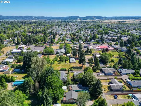 View/Area - 2093 W Irwin Way, Eugene, OR 97402 photo 4 of 9