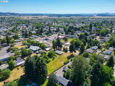 View/Area - 2093 W Irwin Way, Eugene, OR 97402 photo 8 of 9