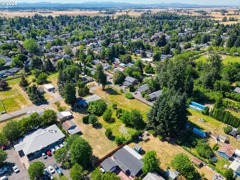 View/Area - 2093 W Irwin Way, Eugene, OR 97402 photo 5 of 9