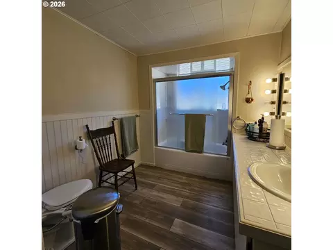 Bath - 82684 Simonsen Rd, Eugene, OR 97405 photo 1 of 1