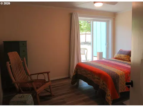 Bedroom - 82684 Simonsen Rd, Eugene, OR 97405 photo 5 of 7