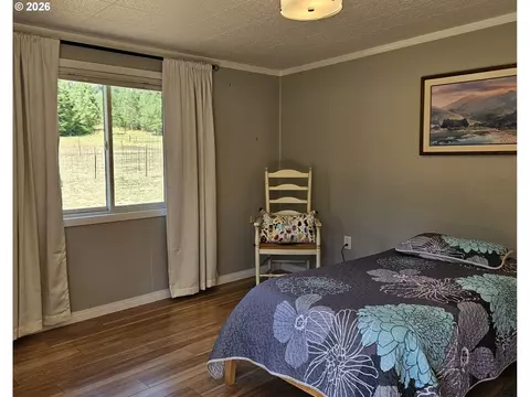 Bedroom - 82684 Simonsen Rd, Eugene, OR 97405 photo 4 of 7