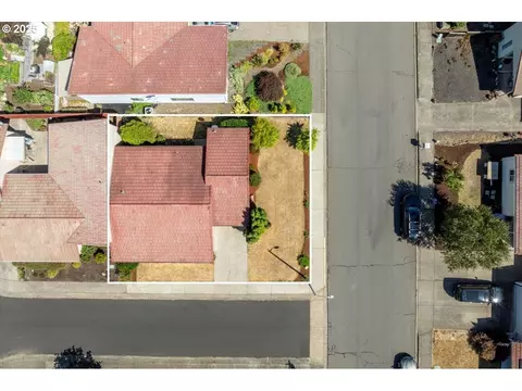View/Area - 1205 E Johnson Ct, Newberg, OR 97132 photo 1 of 6