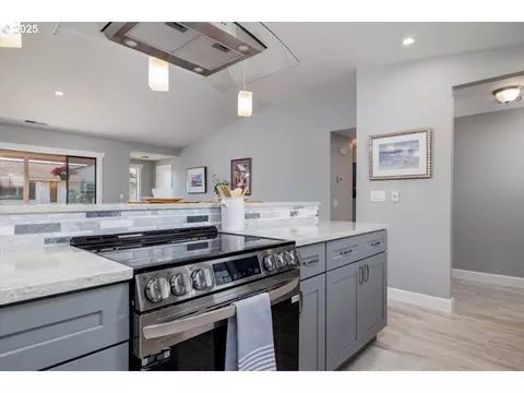 Kitchen - 1205 E Johnson Ct, Newberg, OR 97132 photo 3 of 4