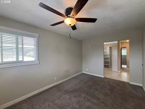 Bedroom - 924 SW 33rd St, Pendleton, OR 97801 photo 1 of 7