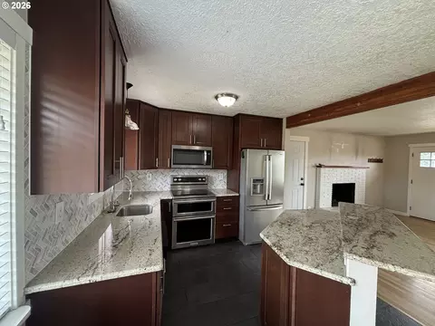 Kitchen - 924 SW 33rd St, Pendleton, OR 97801 photo 2 of 2
