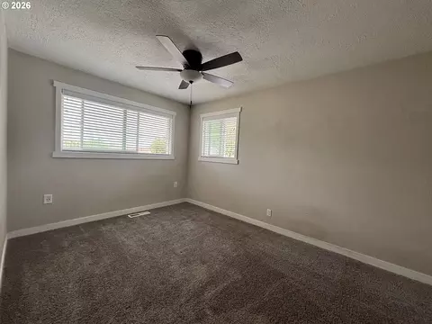 Bedroom - 924 SW 33rd St, Pendleton, OR 97801 photo 2 of 7