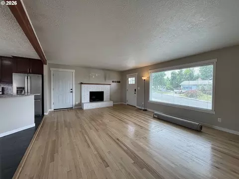 Living - 924 SW 33rd St, Pendleton, OR 97801 photo 1 of 3