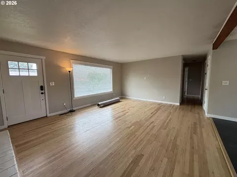 Living - 924 SW 33rd St, Pendleton, OR 97801 photo 2 of 3