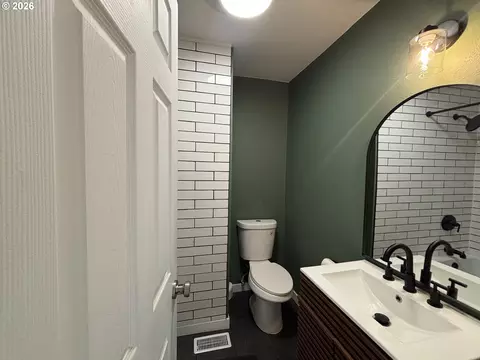 Bath - 924 SW 33rd St, Pendleton, OR 97801 photo 2 of 4