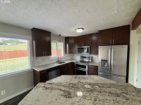Kitchen - 924 SW 33rd St, Pendleton, OR 97801 photo 1 of 2