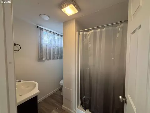 Bath - 924 SW 33rd St, Pendleton, OR 97801 photo 4 of 4