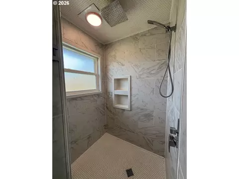 Bath - 924 SW 33rd St, Pendleton, OR 97801 photo 1 of 4