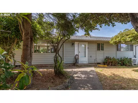 115 4th St, Bandon, OR 97411